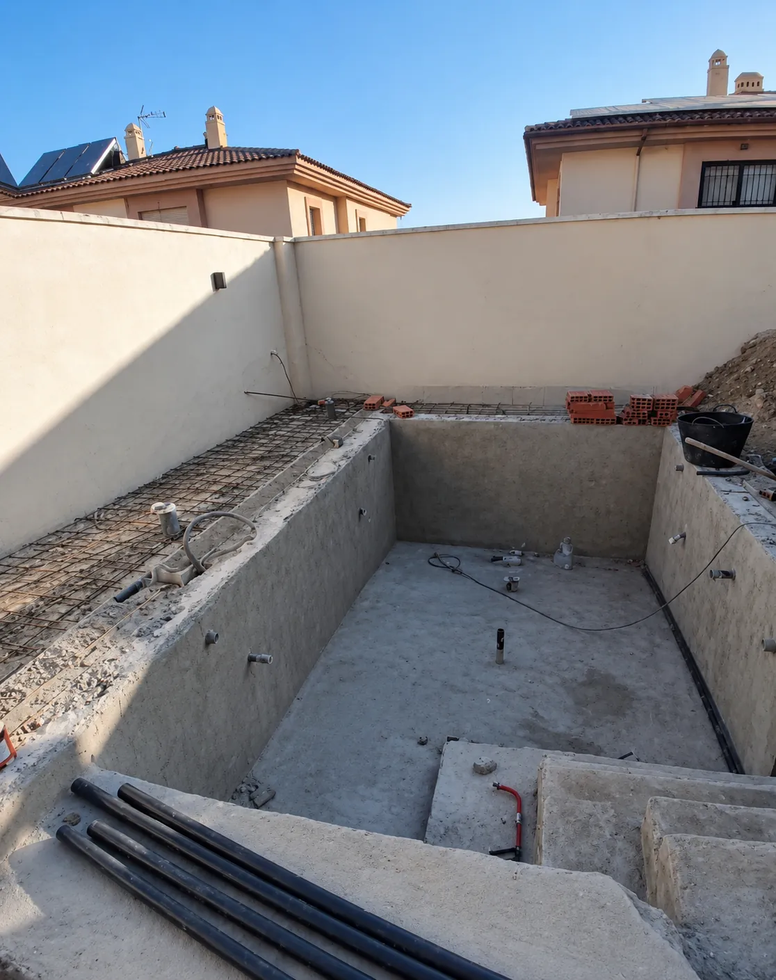 Estructura y armadura de una piscina de obra en construcción por Dalpools en Málaga