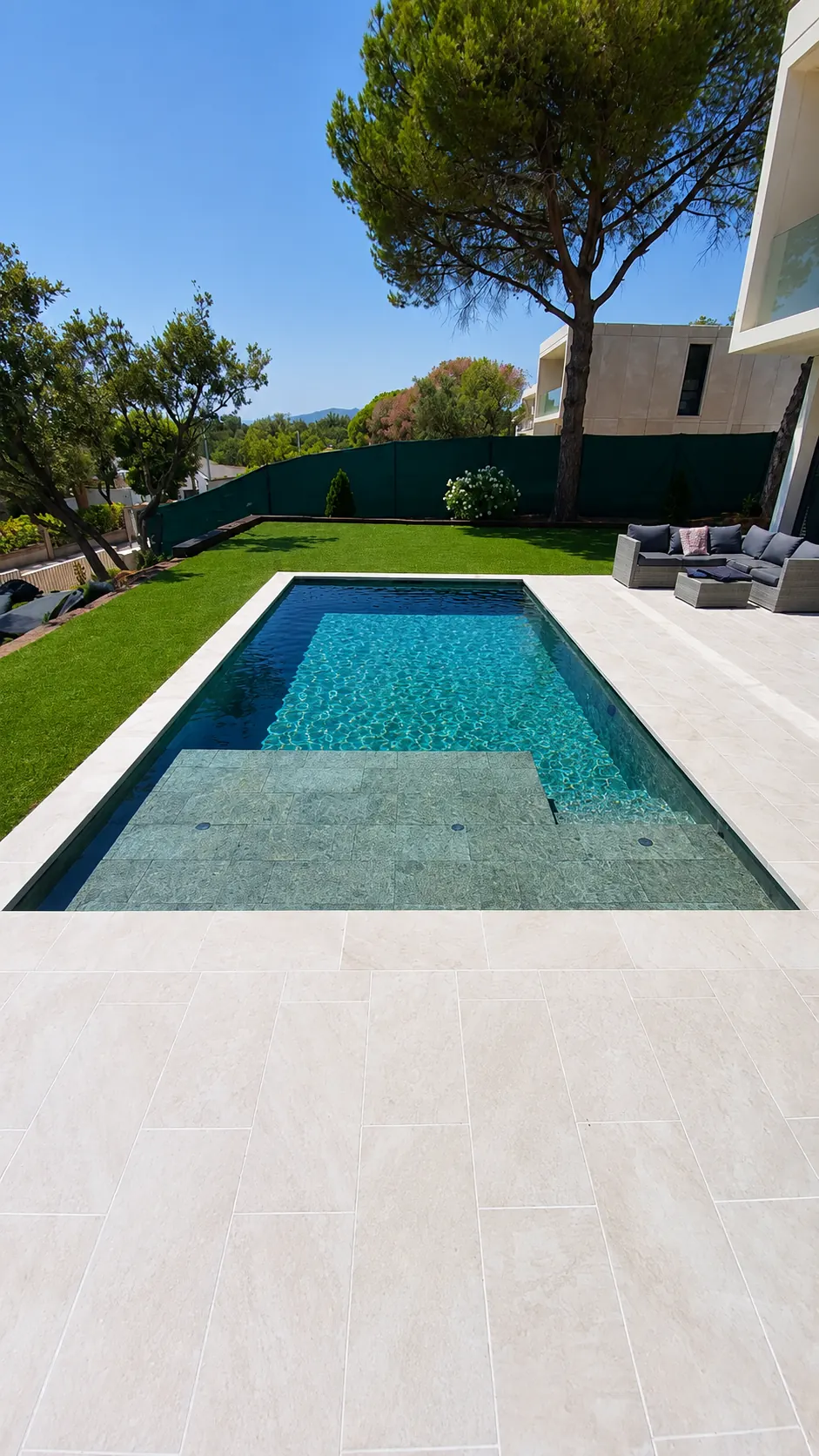 Piscina de obra terminada por Dalpools en un jardín con césped en Málaga