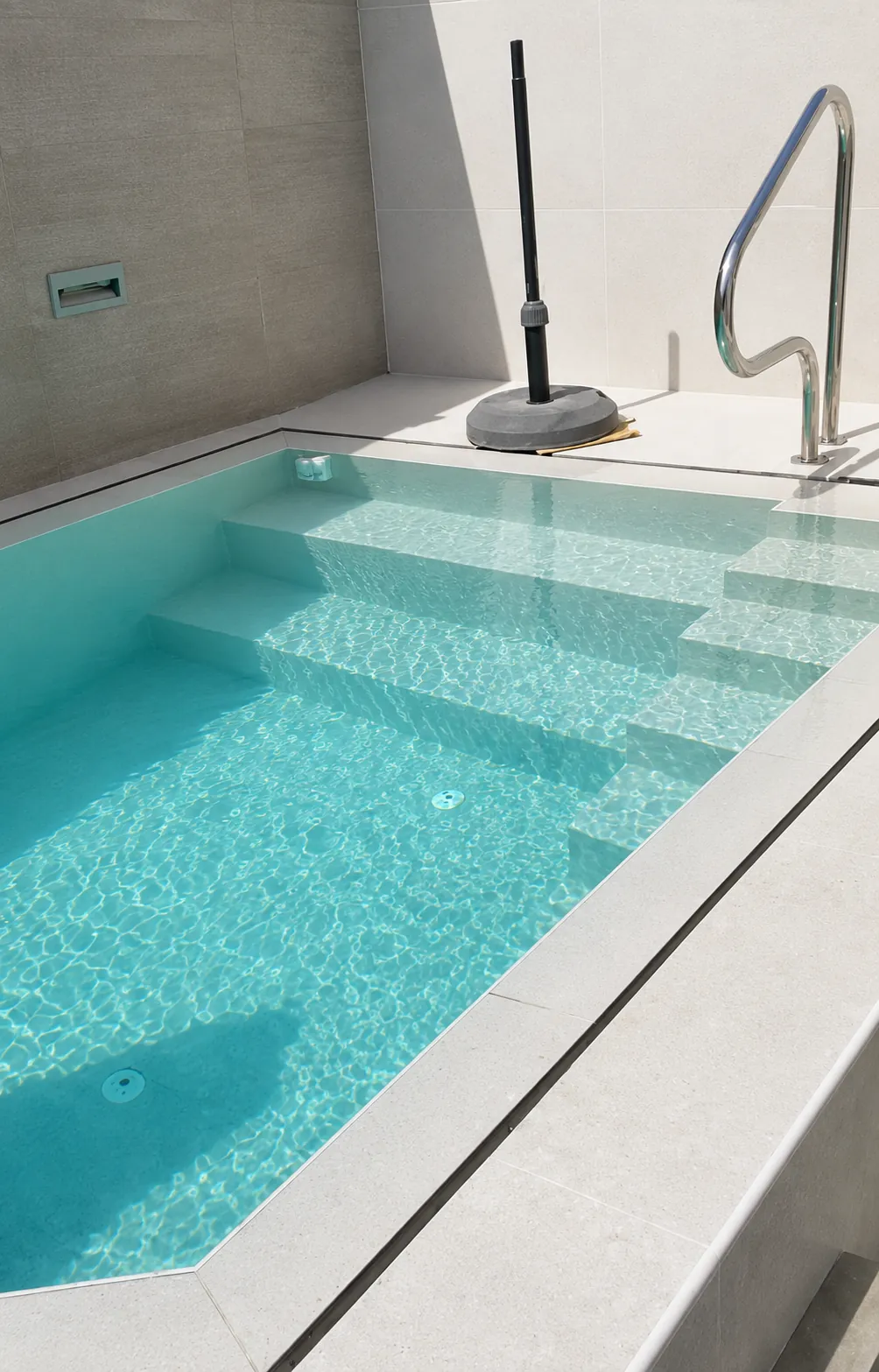 Detalle de los escalones de una piscina de obra terminada por Dalpools en Málaga