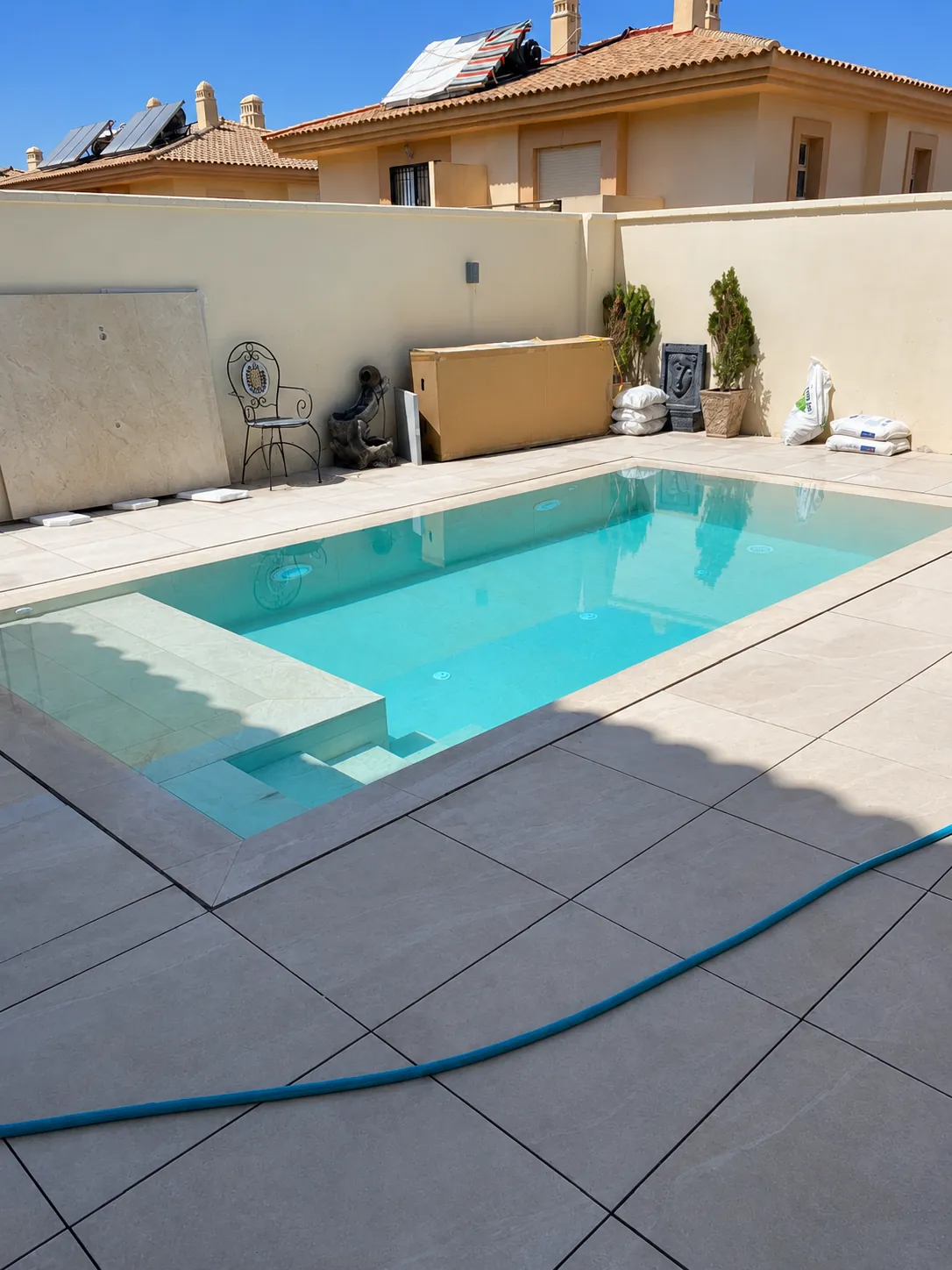 Piscina rectangular de obra terminada por Dalpools en un jardín en Málaga