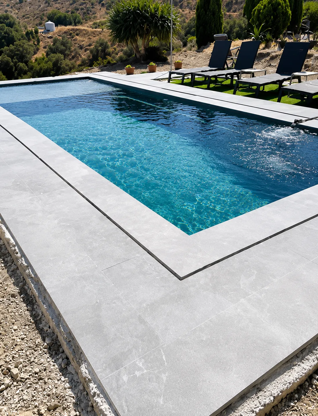 Piscina rectangular de obra terminada por Dalpools con vistas a la montaña en Málaga