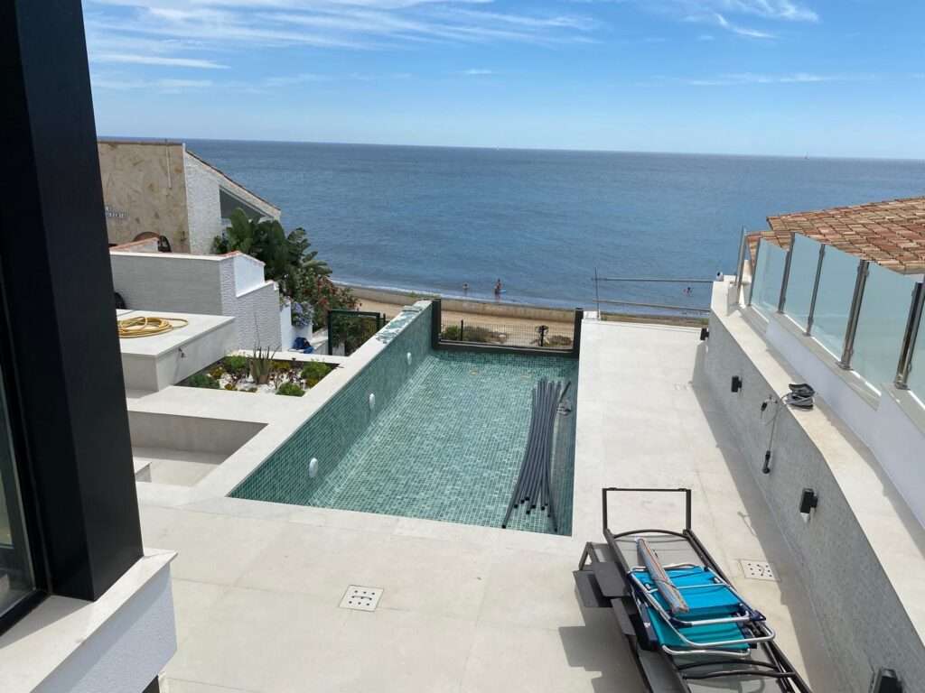 Piscina infinity o infinita construida en málaga por Dalpools