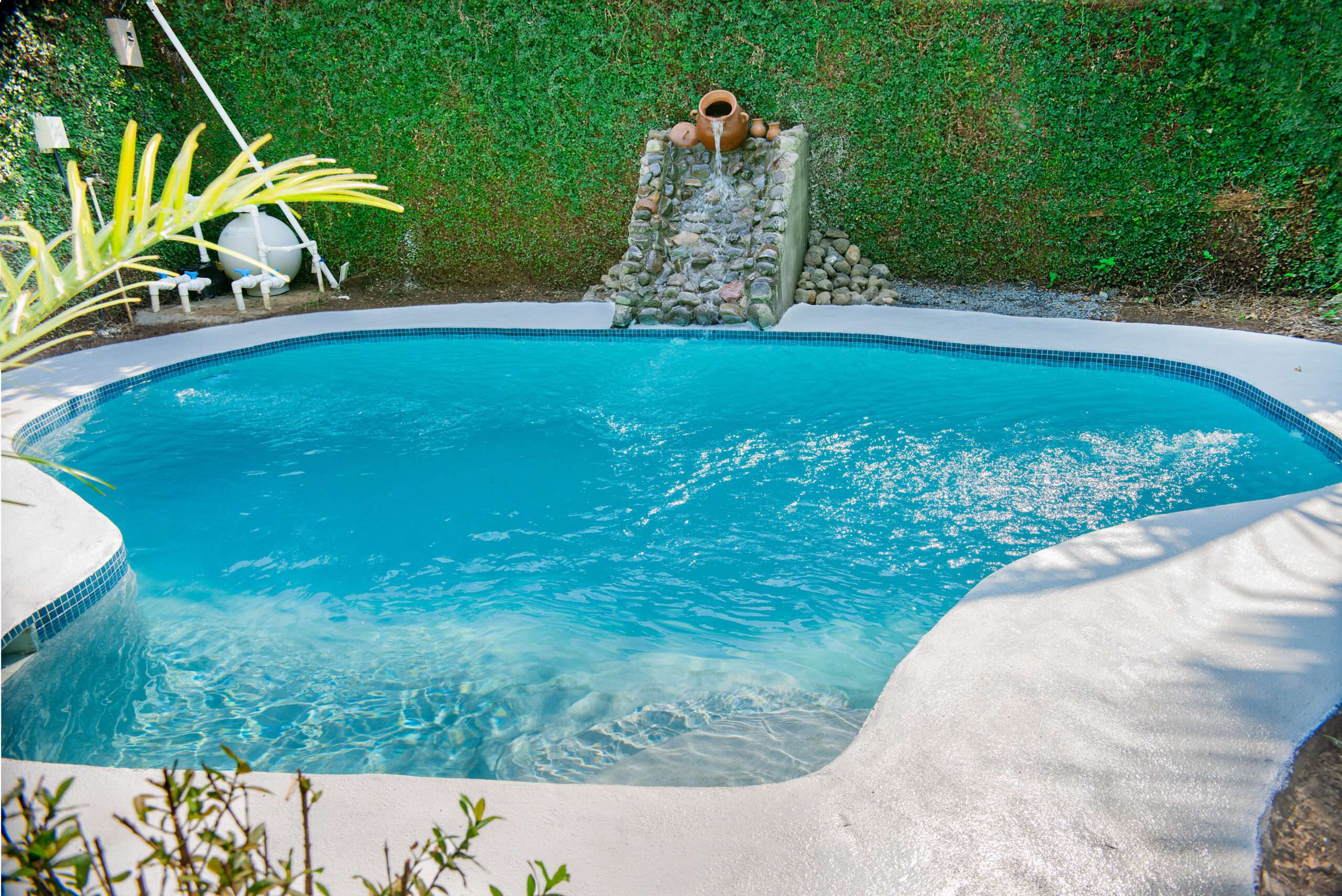 Construcción de Piscina de obra con cascada en Marbella (Málaga)