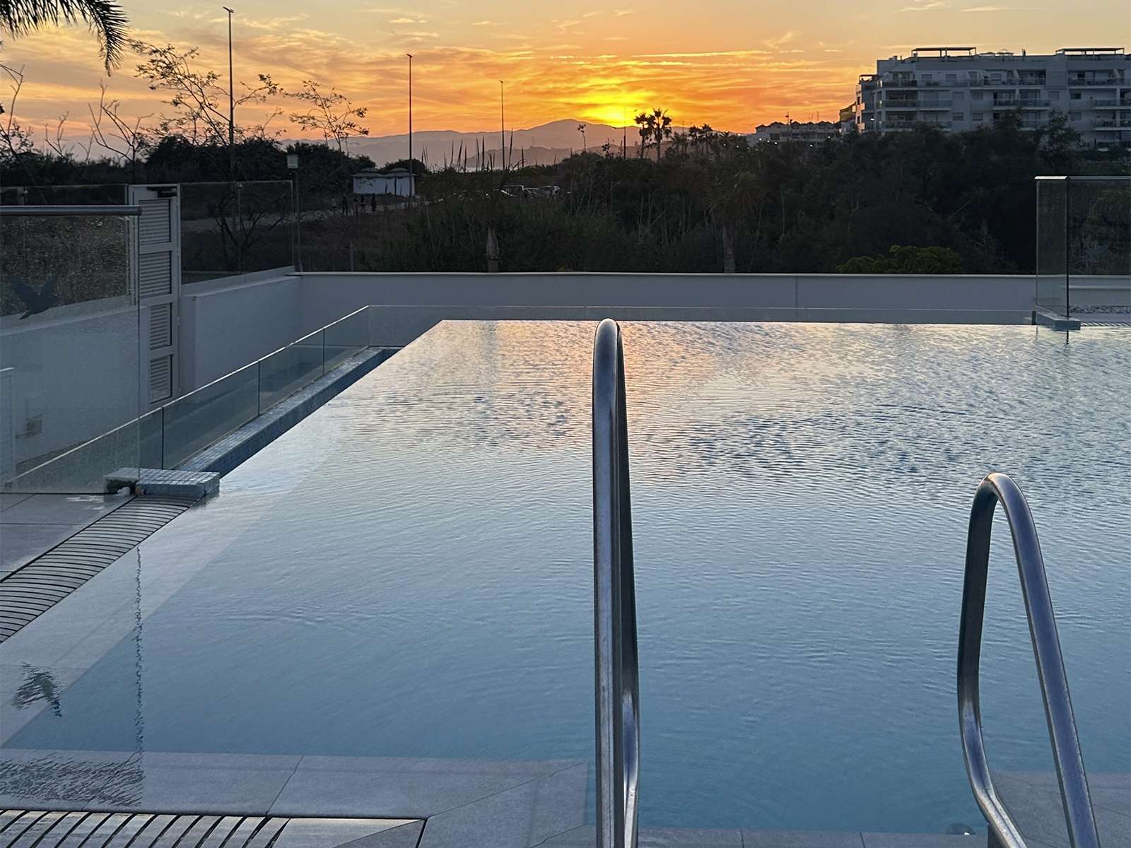 Piscina desbordante construida en Málaga