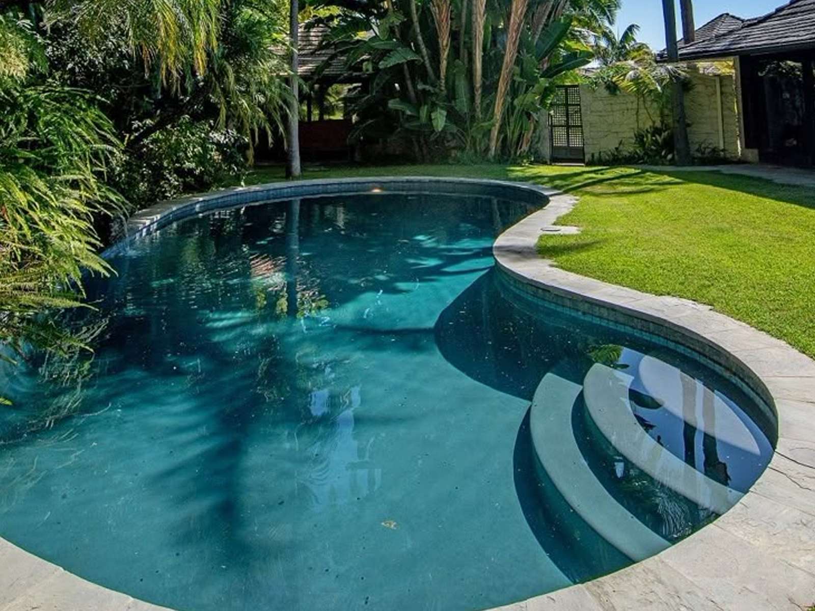 Piscina natural construida en Marbella (Málaga)
